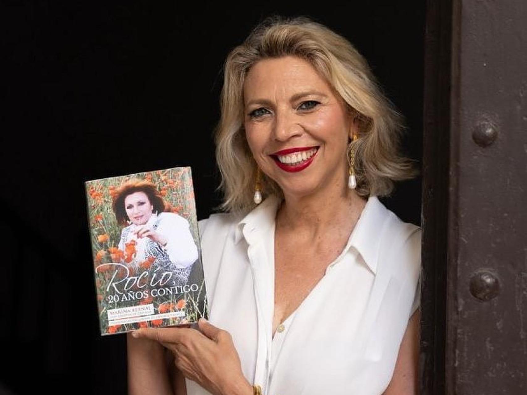 La escritora Marina Bernal con su &uacute;ltimo libro, 'Roc&iacute;o, 20 a&ntilde;os contigo'.
