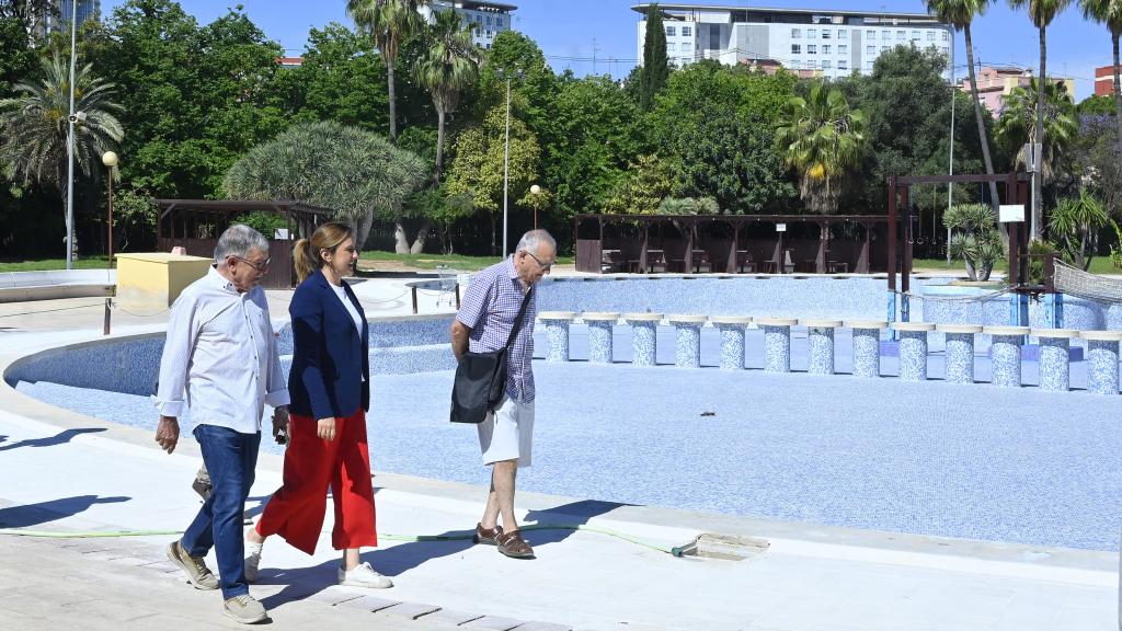 La alcaldesa de Valencia visita la piscina de Benicalap. EE