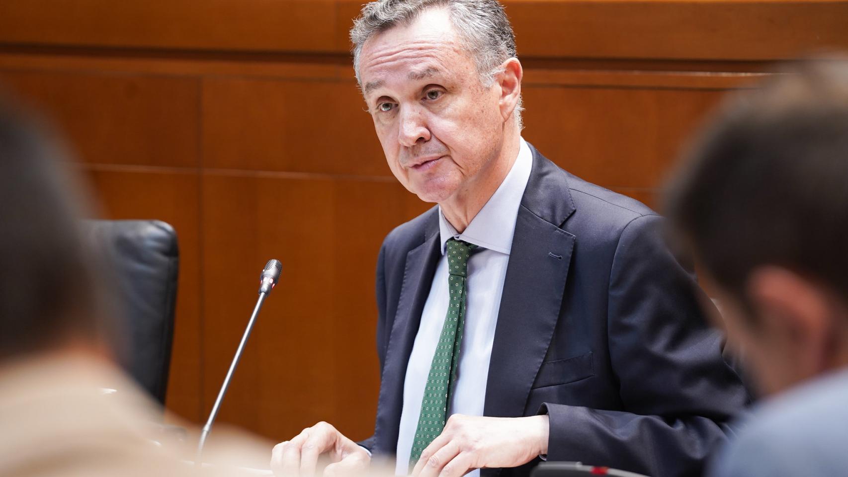 El consejero de Medio Ambiente, Luis Biendicho, en el Parlamento aragonés.