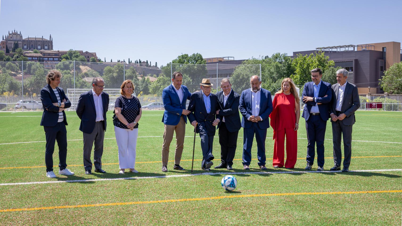 Saque de honor en el nuevo campo de fútbol Carlos III, inaugurado este martes en Toledo.