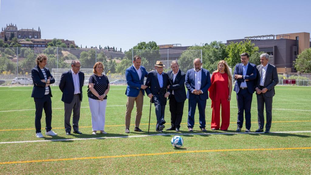 Saque de honor en el nuevo campo de fútbol Carlos III, inaugurado este martes en Toledo.