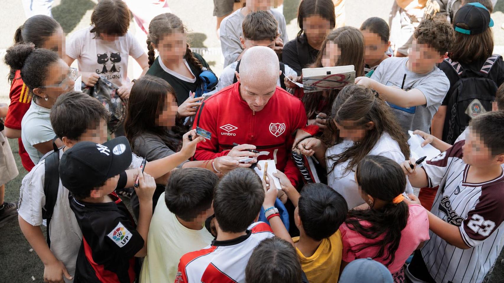 Isi Palazón firmando autógrafos a un grupo de niños en la Ciudad Deportiva del Rayo Vallecano.