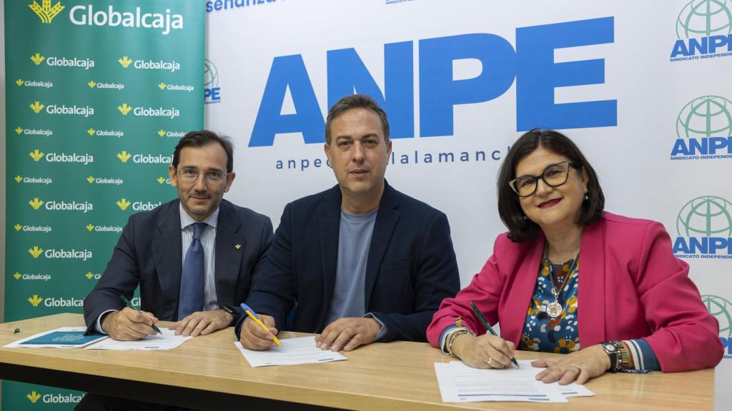 Firma del acuerdo entre Globalcaja y ANPE Castilla-La Mancha.
