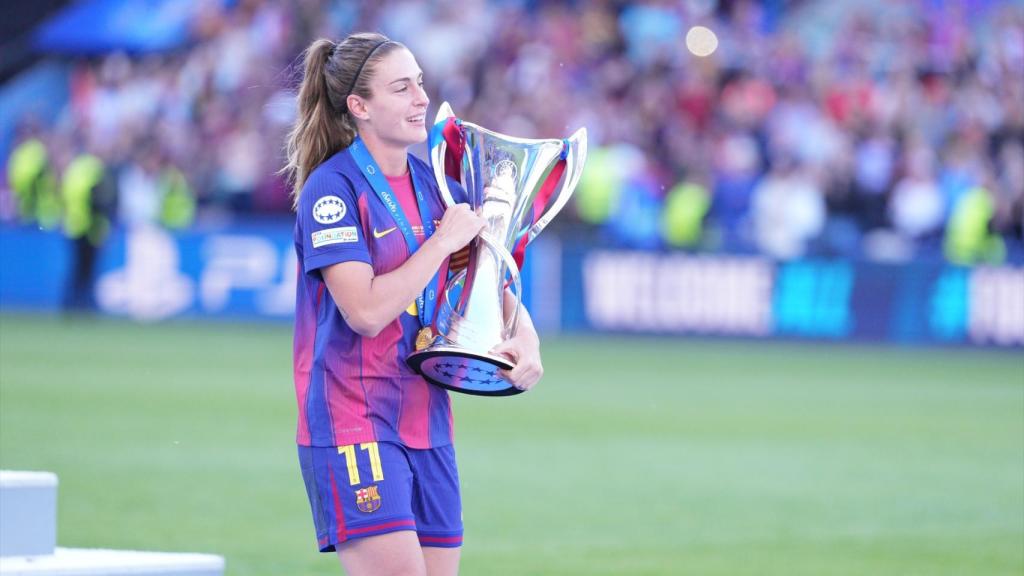 Alexia Putellas levanta el título de la Women's Champions League.