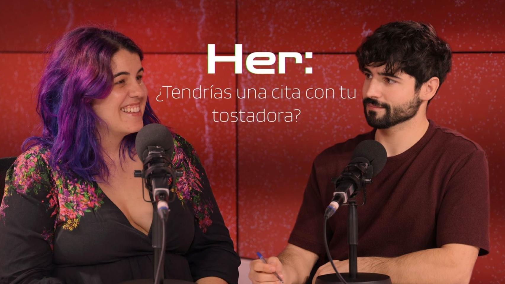 La especialista en IA Nerea Luis con el presentador del videopódcast, Ignacio Crespo. Foto: CaixaForum+