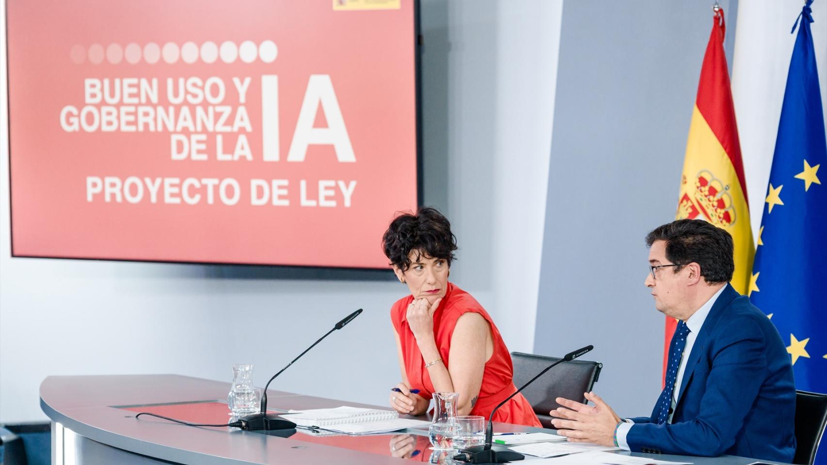 Elma Saiz (ministra portavoz del Gobierno) junto a Óscar López (ministro de Transformación Digital) en la rueda de prensa posterior al Consejo de Ministros de este martes.
