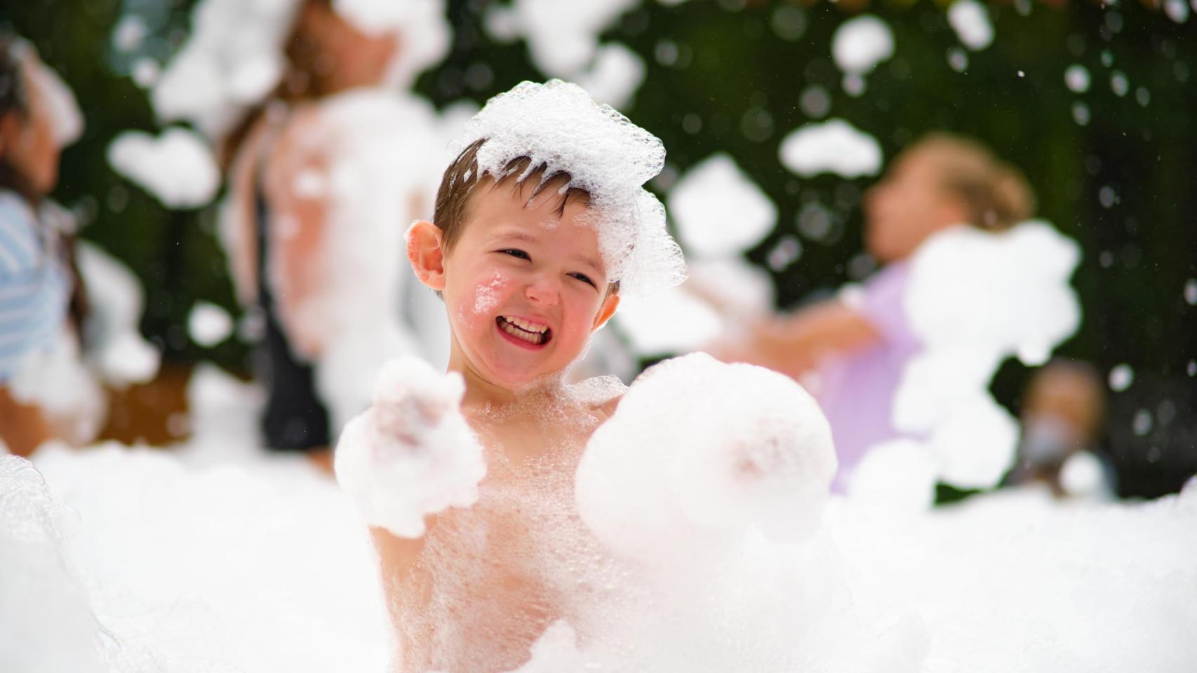 Un niño en una fiesta de la espuma