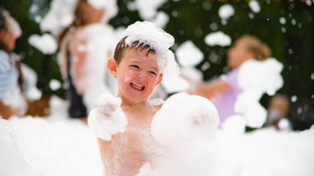 Un niño en una fiesta de la espuma