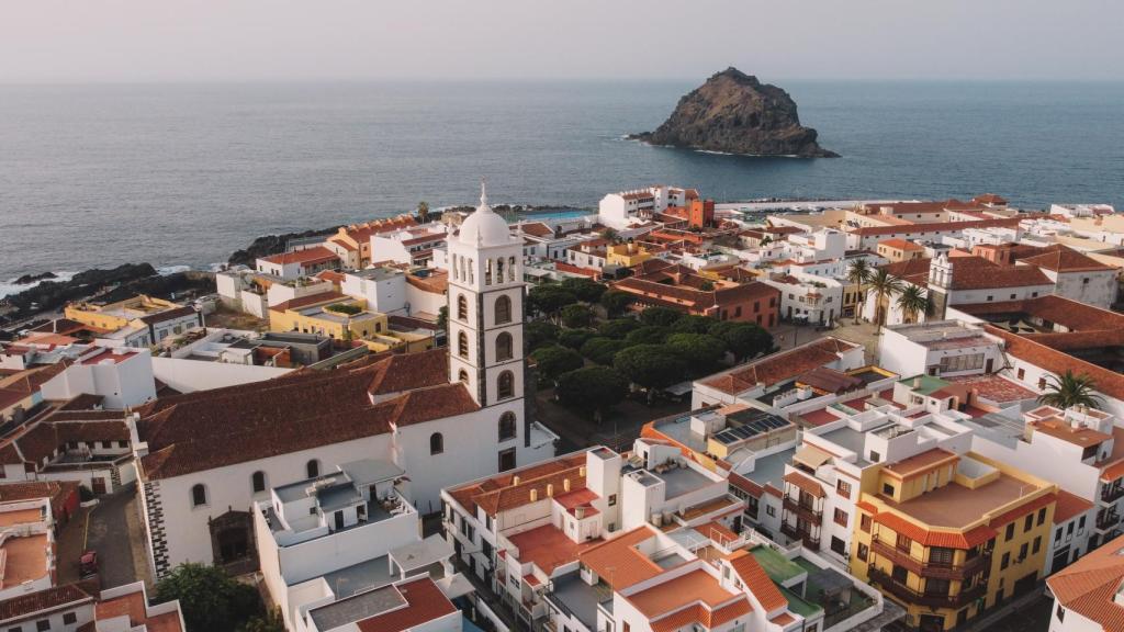 Vista aérea de la ciudad de Garachico en la costa de Tenerife, Islas Canarias.