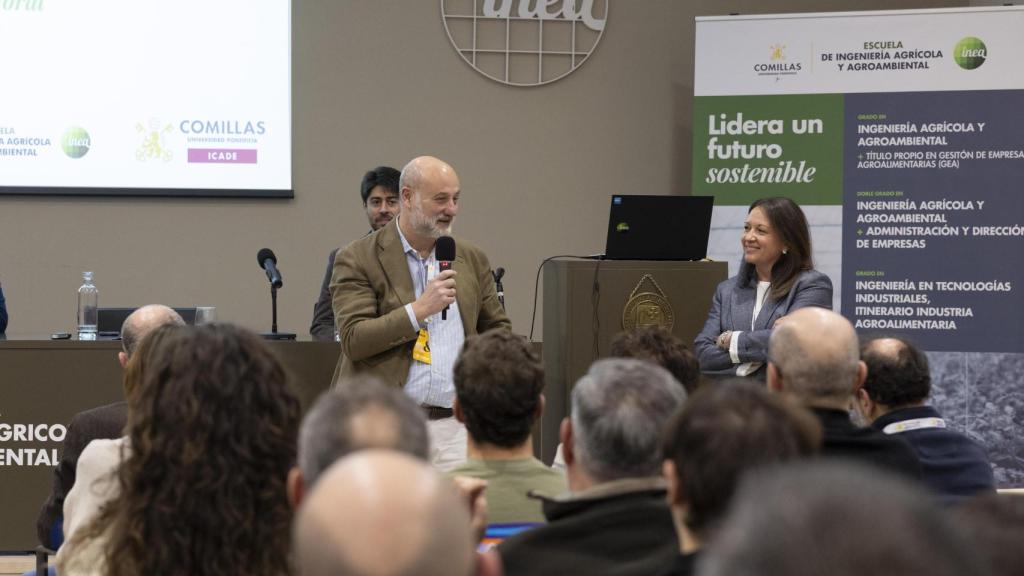 Javier Márquez, decano de Comillas ICADE, durante una presentación para explicar la nueva propuesta formativa junto a Comillas INEA
