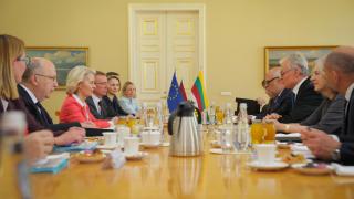 Ursula von der Leyen se ha reunido este lunes en Vilnius con los presidentes de Lituania, Letonia y Letonia para trasladarles la solidaridad de la UE