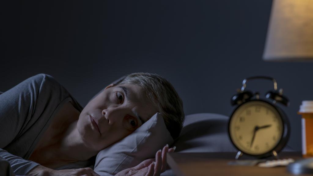 Mujer que no puede dormir por insomnio