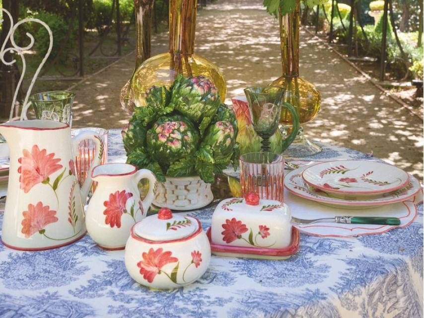 Piezas de la colección Rosé sobre una mesa de jardín.