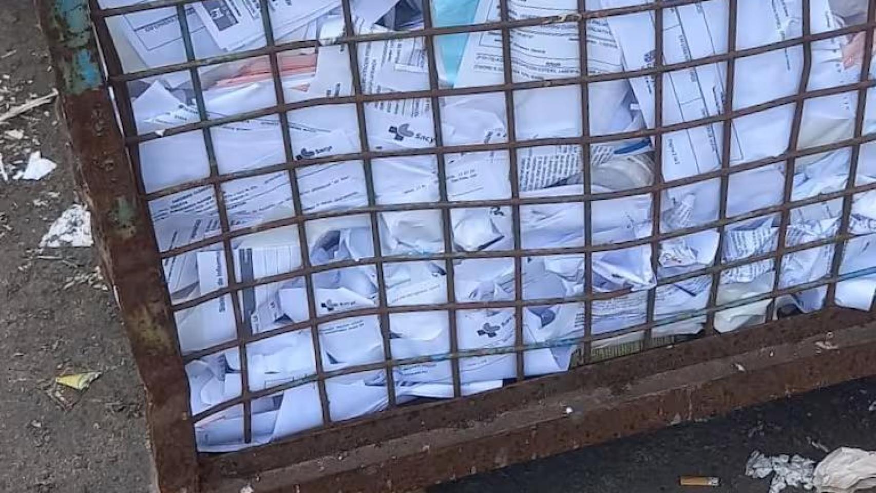 Imagen de los documentos clínicos en un contenedor a las afueras del Hospital del Bierzo.