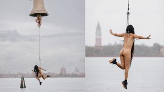 Una imagen de la performance de Florentina Holzinger en la laguna. Foto: Imagen frontal del pabellón austriaco. Foto: Nicole Marianna Wytyczak