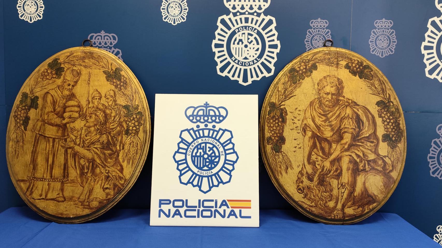 Agentes de la Policía Nacional han recuperado dos óleos sobre tabla de pino de forma ovalada, obra del pintor sevillano del siglo XVII Lucas Valdés. Foto: EFE/ Policía Nacional 