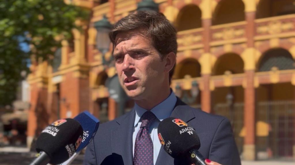 Ramón Celma (PP) delante de la Plaza de Toros de Zaragoza.