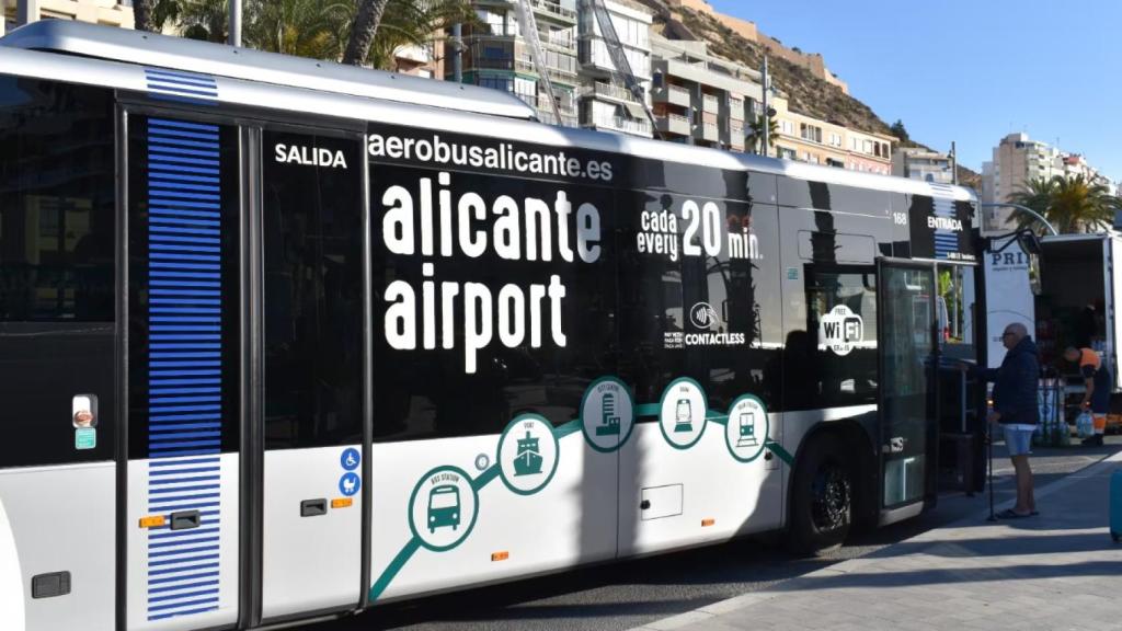 La línea C-6 es la que conecta la ciudad de Alicante con el aeropuerto de Elche.