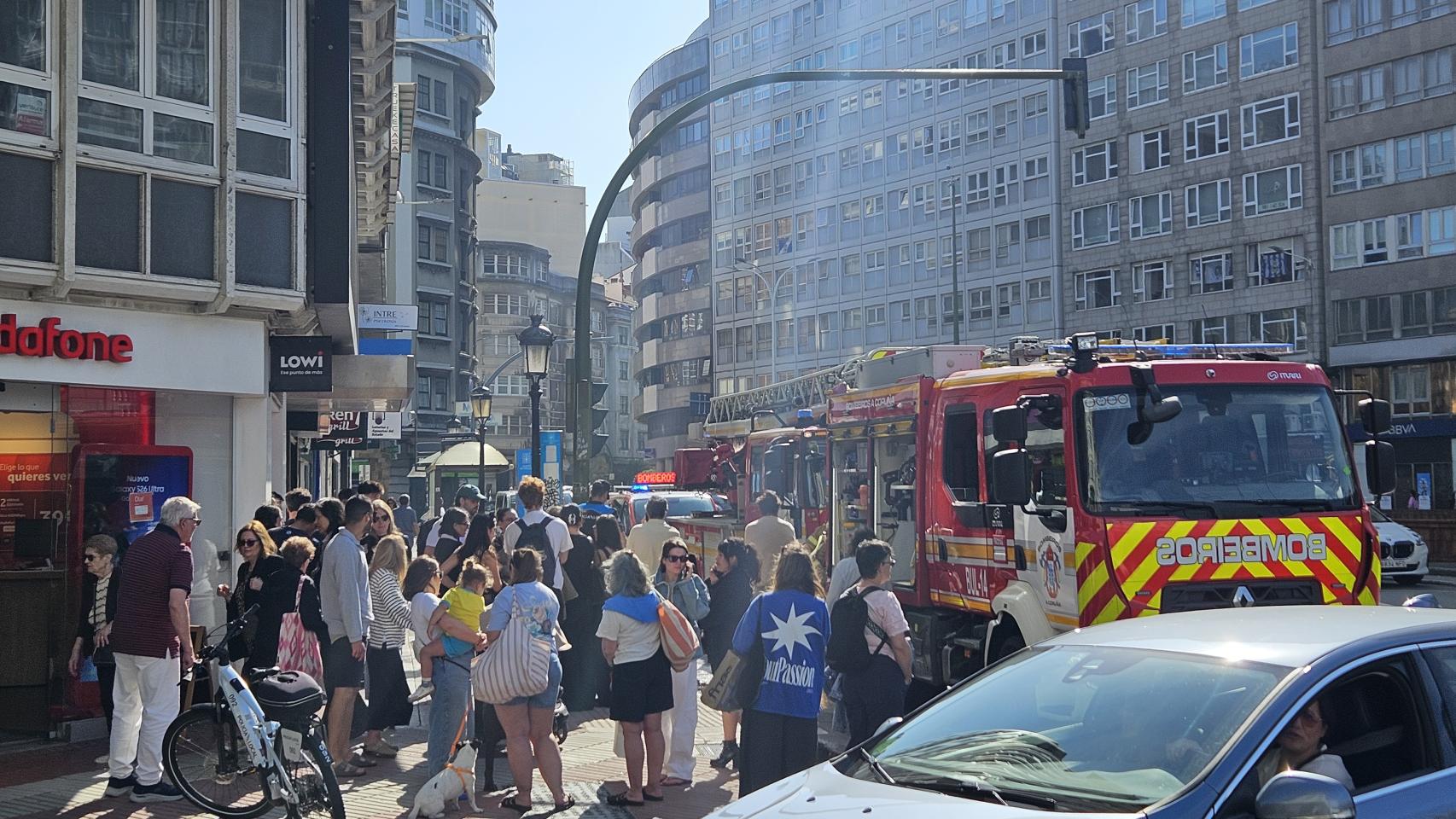 Bomberos y Policía en la plaza de Pontevedra esta tarde.
