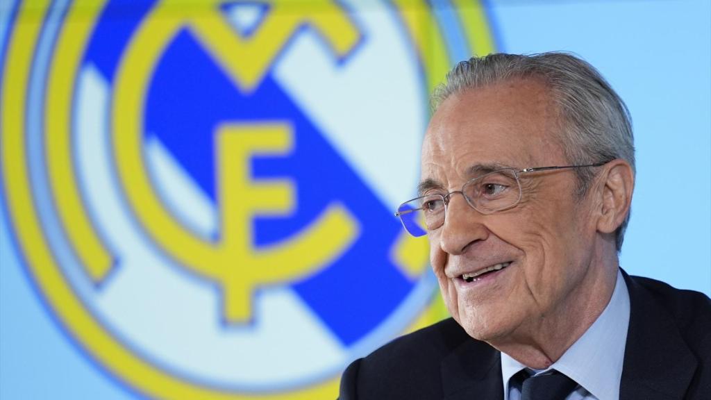 Florentino Pérez atiende a los medios en rueda de prensa.