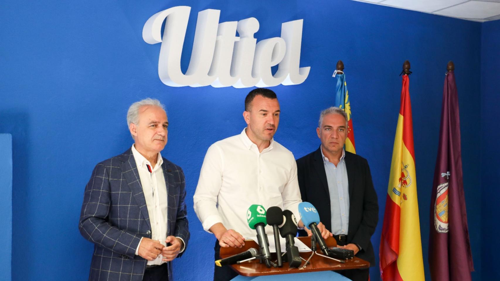 Gabaldón, Mompó y Bendodo durante su visita a Utiel. 