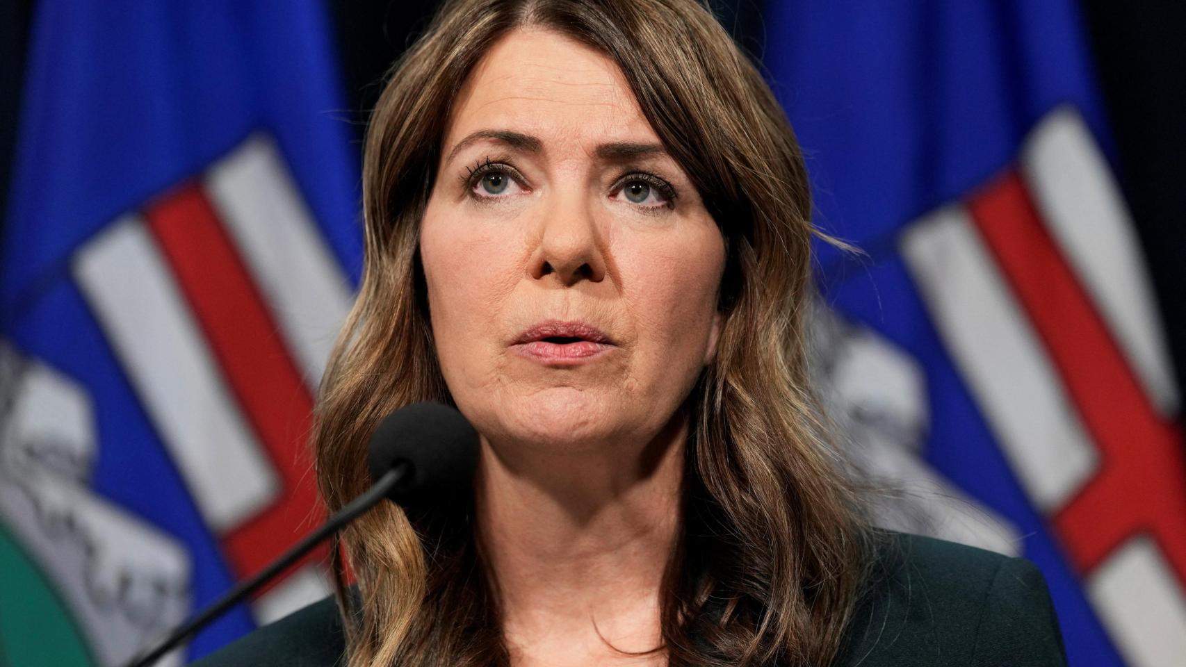 La primera ministra de Alberta, Danielle Smith, durante una conferencia de prensa en Calgary, Alberta.