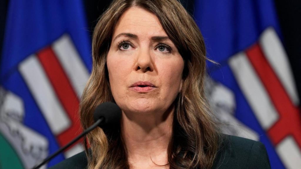 La primera ministra de Alberta, Danielle Smith, durante una conferencia de prensa en Calgary, Alberta.