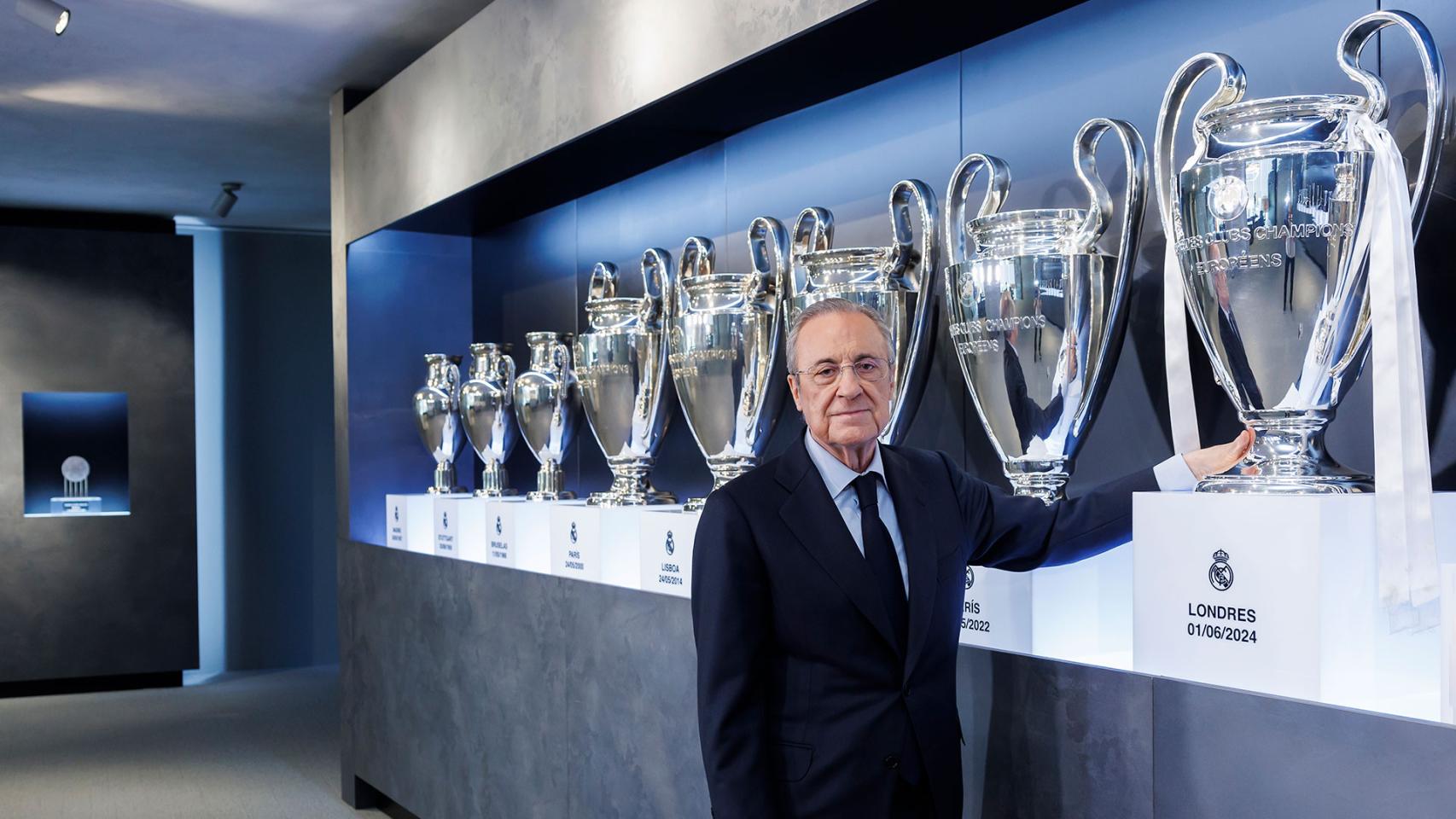 Florentino Pérez exhibe las Copas de Europa presentes en las vitrinas del Real Madrid.