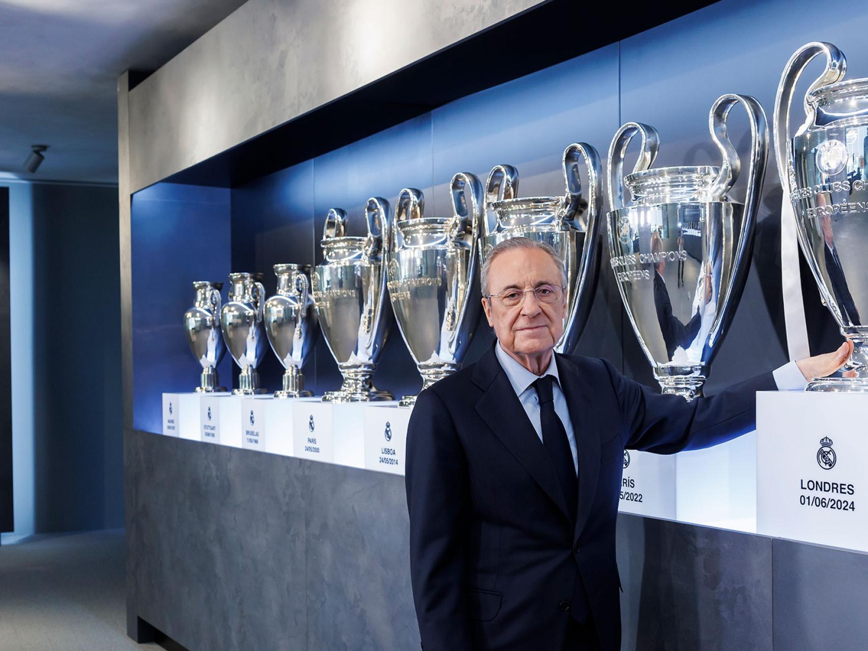 Florentino Pérez exhibe las Copas de Europa presentes en las vitrinas del Real Madrid.