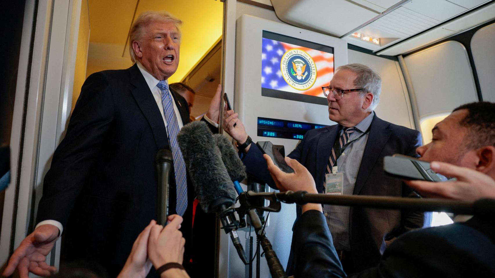 Donald Trump habla con la prensa a bordo del Air Force One en su regreso a Estados Unidos tras su visita oficial a China.