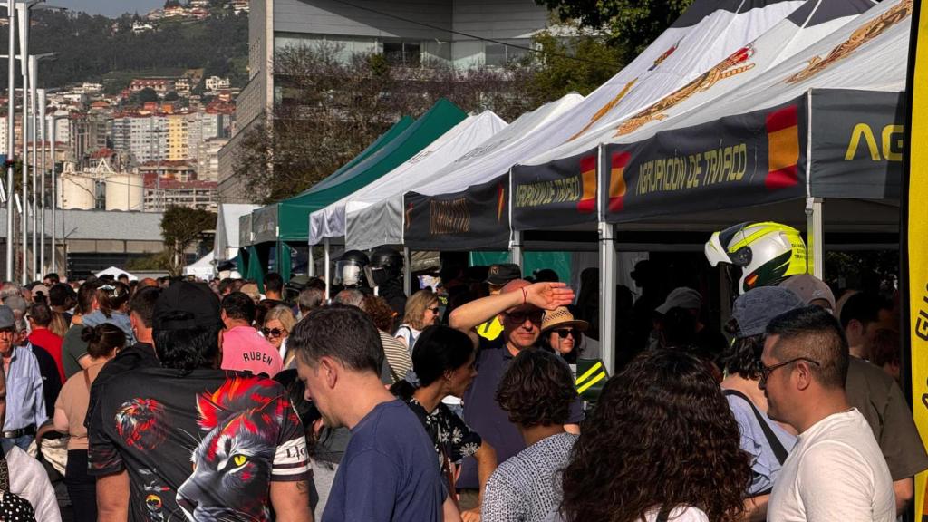Exposición estática por el Día de las Fuerzas Armadas en la calle Montero Ríos, de Vigo