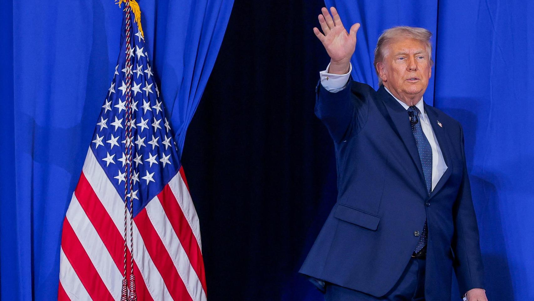 Donald Trump saluda tras pronunciar un discurso en el Rockland Community College en Suffern, Nueva York.