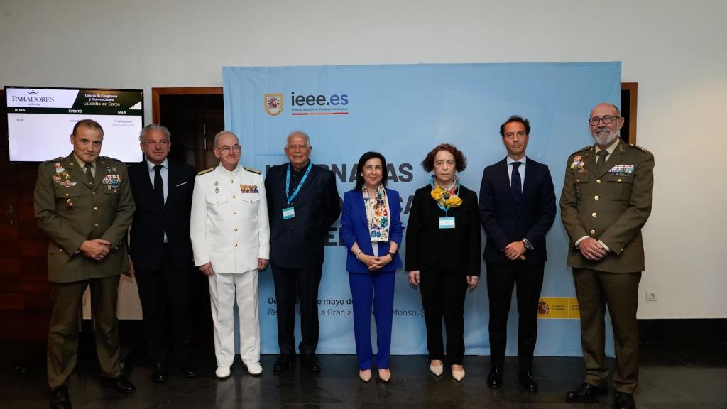 De izquierda a derecha, el director del IEEE, general Víctor Bados; el delegado del Gobierno en Castilla y León, Nicanor Sen; el Jefe de Estado Mayor de la Defensa, almirante Teodoro Esteban López Calderón; el exPESC europeo, Josep Borrell; la ministra de Defensa, Margarita Robles; la exministra de Exteriores, Ana de Palacio; el embajador OTAN Javier Colomina y el director del CESEDEN, teniente general Miguel Ballenilla.