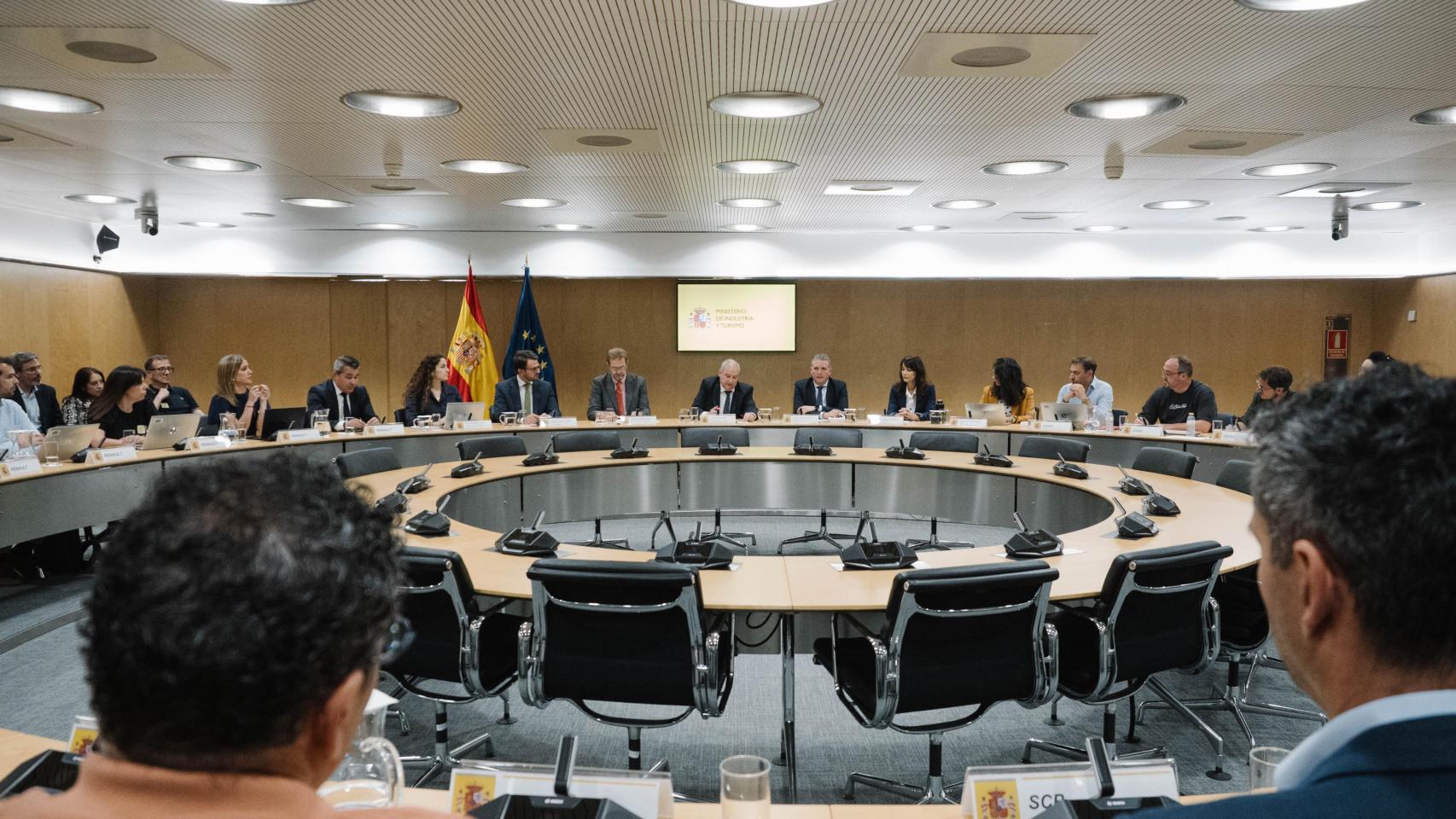 El ministro de Industria, Jordi Hereu, convoca a Renault y a los sindicatos a una reunión con el objetivo de “desbloquear la negociación del convenio colectivo.