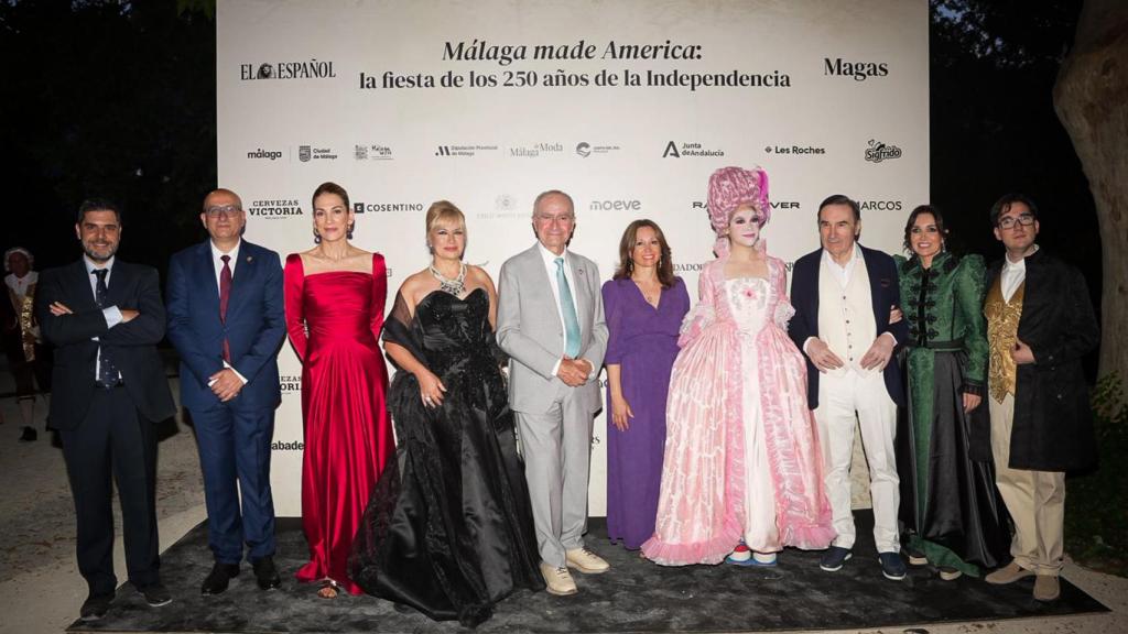 De izquierda a derecha, Ángel Recio, delegado de EL ESPAÑOL de Málaga; Manuel López Mestanza, diputado provincial de Cultura y vicepresidente quinto de la Diputación de Málaga; Remedios Cervantes, actriz, modelo y presentadora; Pilar Jurado, soprano; Francisco de la Torre Prados, alcalde de Málaga; Patricia Navarro, delegada del Gobierno de la Junta de Andalucía en Málaga; Cósima Ramírez, diseñadora; Pedro J. Ramírez, presidente de EL ESPAÑOL; Cruz Sánchez de Lara, vicepresidenta ejecutiva de EL ESPAÑOL y editora de Magas y Lifestyle; y Álvaro I. Sánchez de Lara.