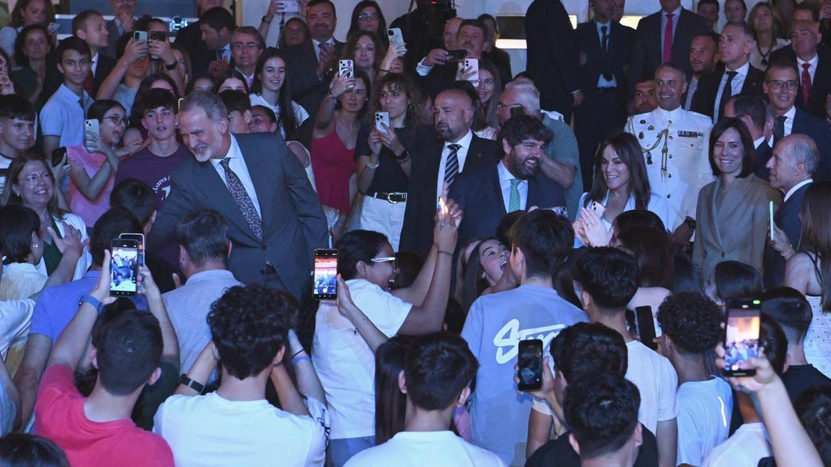El Rey Felipe VI, este martes, en Murcia, durante el Tour del Talento con el presidente autonómico, Fernando López Miras.