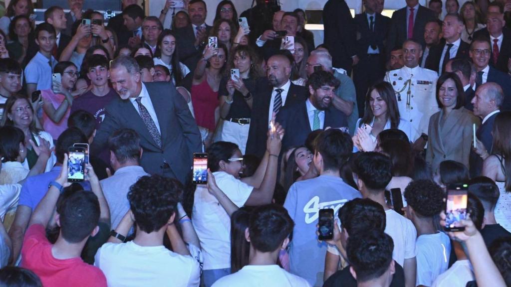 El Rey Felipe VI, este martes, en Murcia, durante el Tour del Talento con el presidente autonómico, Fernando López Miras.