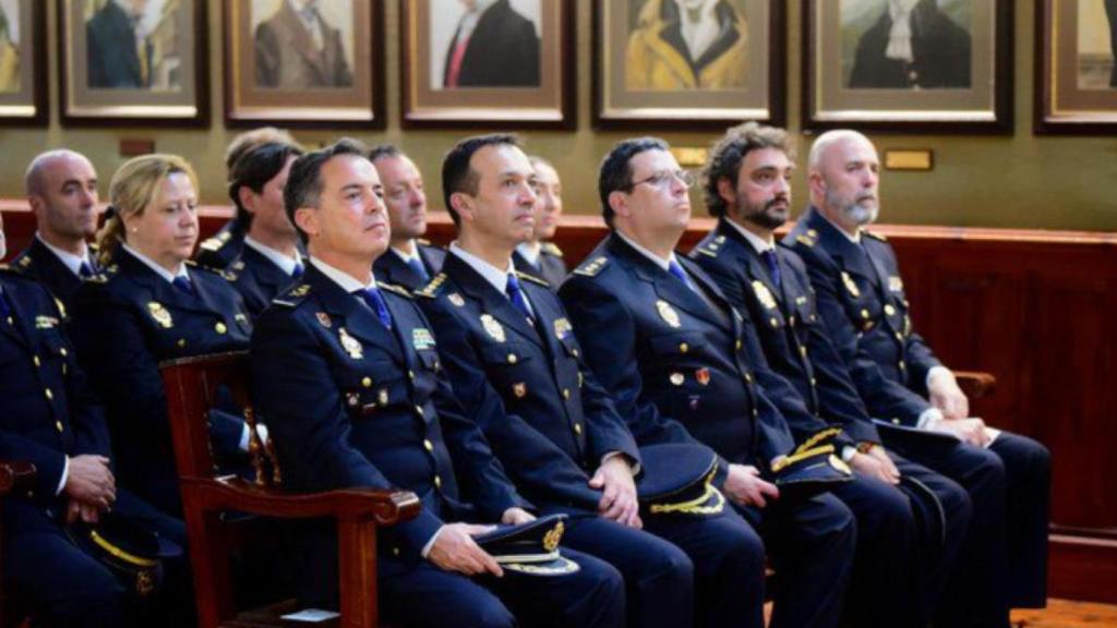 El jefe superior de Canarias (i), Jesús María Gómez Martín, en un acto de reconocimiento por el Bicentenario de la Policía.