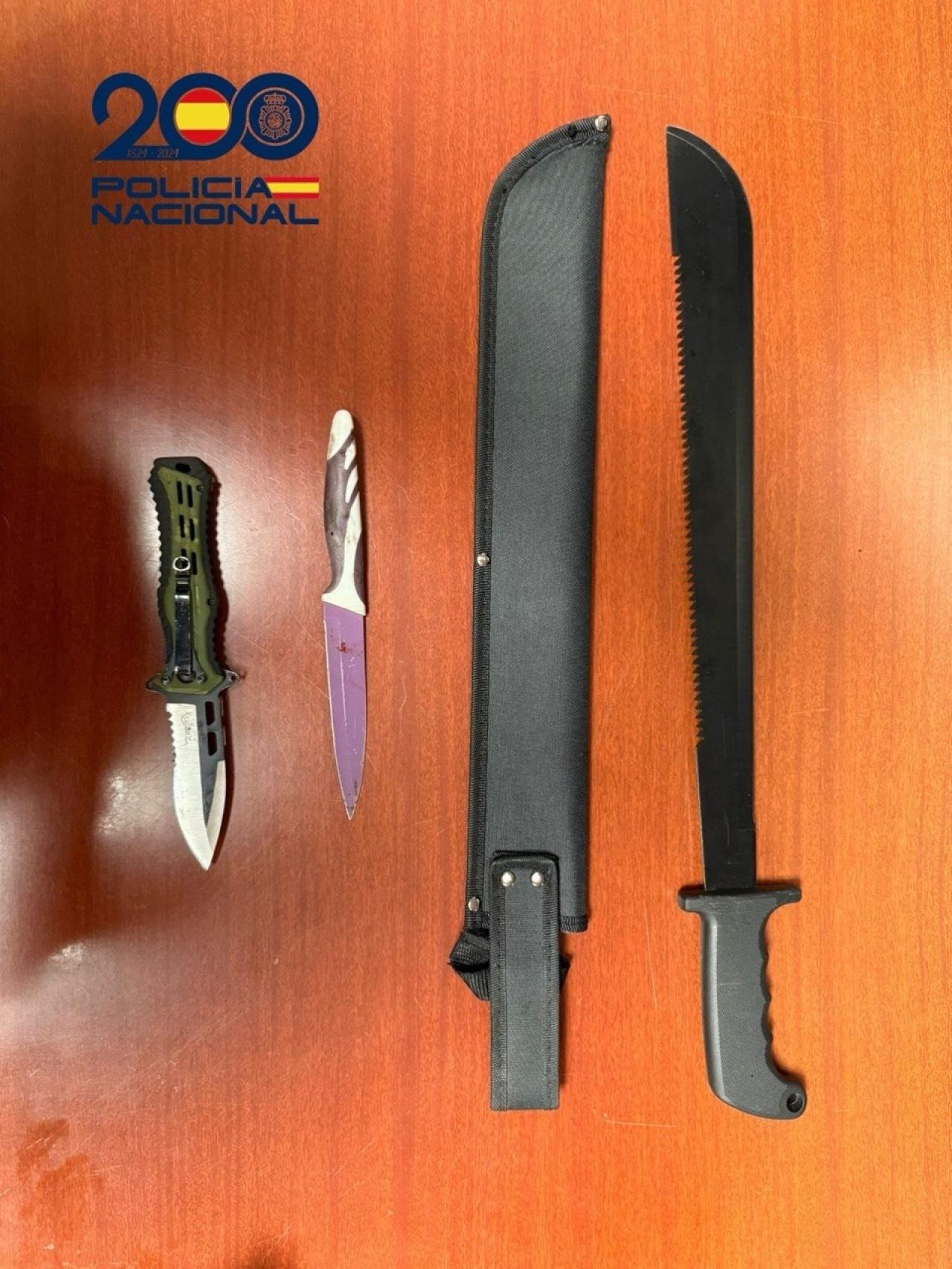 Machetes y armas blancas incautadas durante la reyerta de Carabanchel.