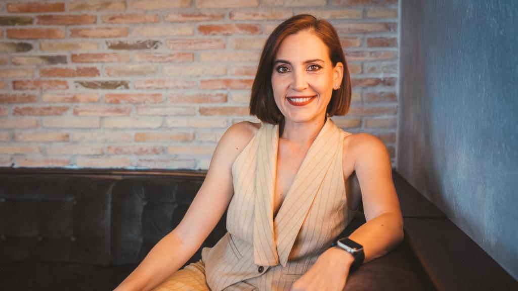 La farmacéutica se sienta ante los micrófonos de 'Autoras de palabra'.