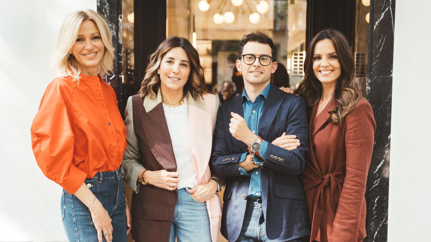 El estilista rodeado de dos de sus clientas VIP, Susanna Griso y Ana Cuesta, y junto a la directora de The Beauty Concept, Paz Torralba.