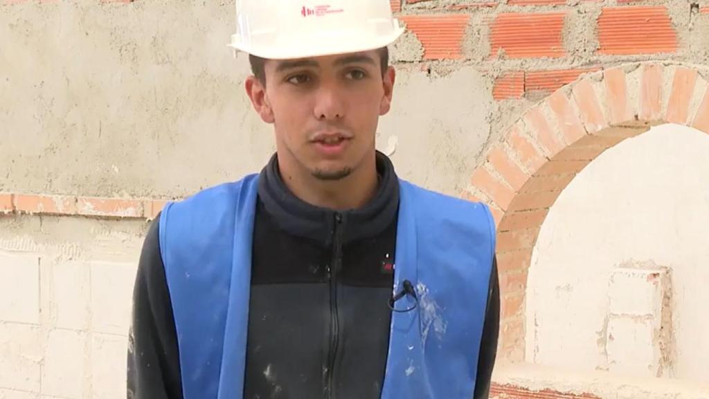 Raúl, joven soldador en España. 