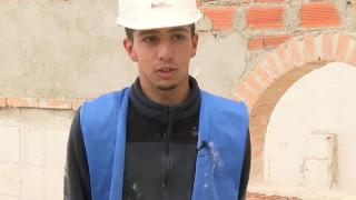 Raúl, joven que se está formando para convertirse en soldador. 