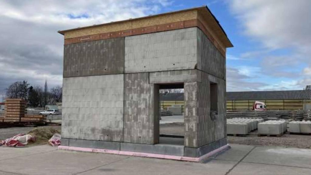 Construcción inicial del edificio con sus muros de ladrillo reutilizables.