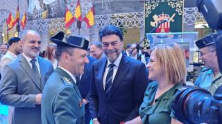 El alcalde Luis Barcala y la delegada del Gobierno Pilar Bernabé saludan al coronel Francisco Poyato.