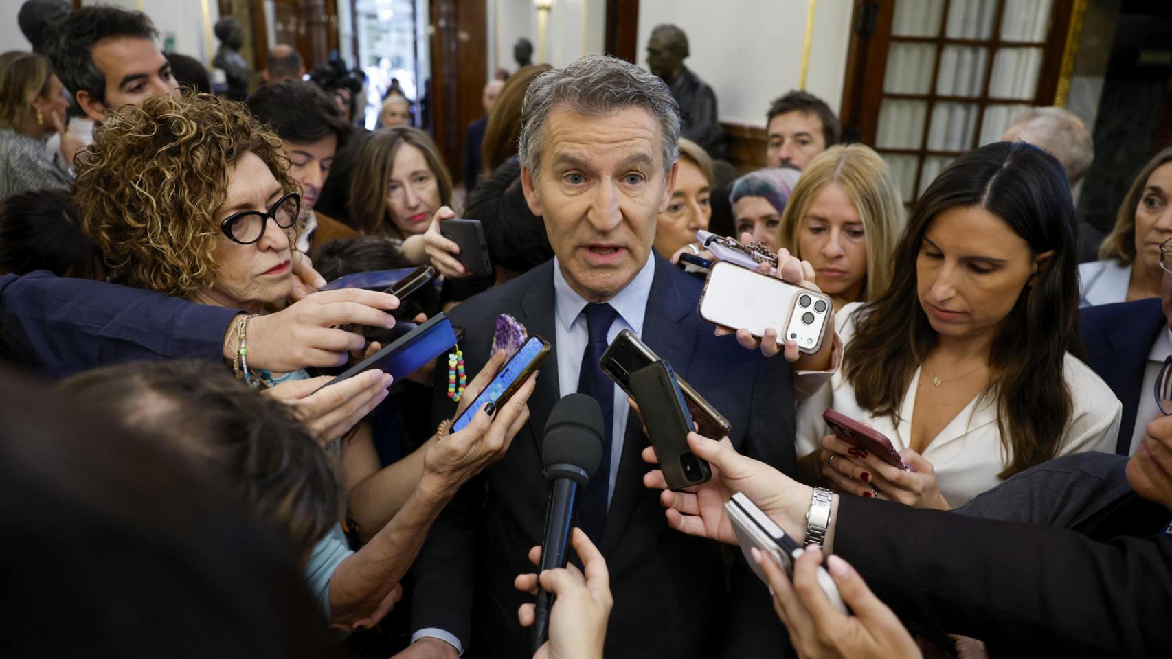 Alberto Núñez Feijóo este miércoles en los pasillos del Congreso.