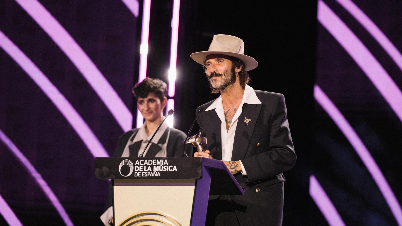 Leiva recoge uno de sus premios en la gala de los Premios de la Música. Foto: Celine Centurion