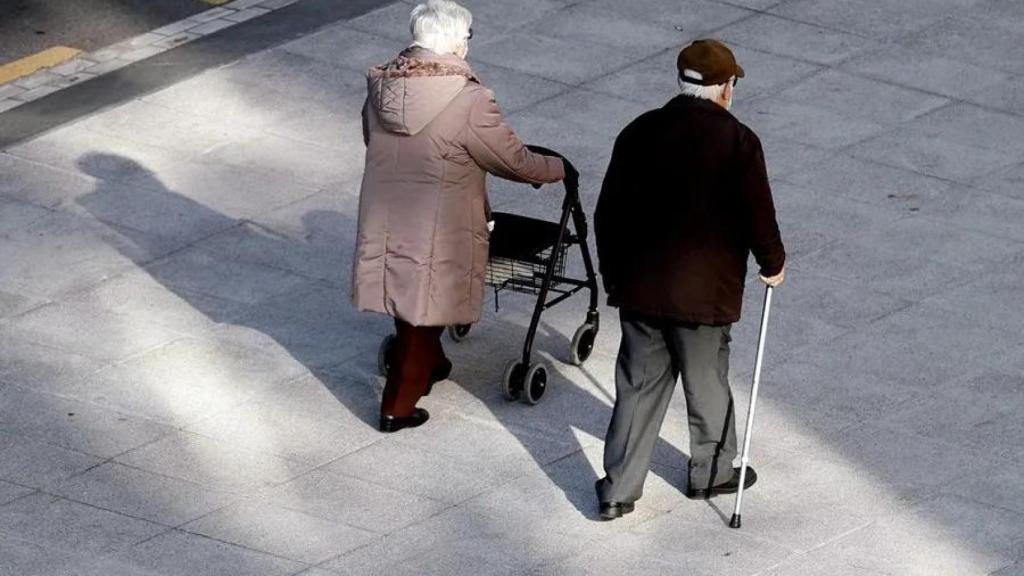 Personas de edad avanzada caminando. EFE.