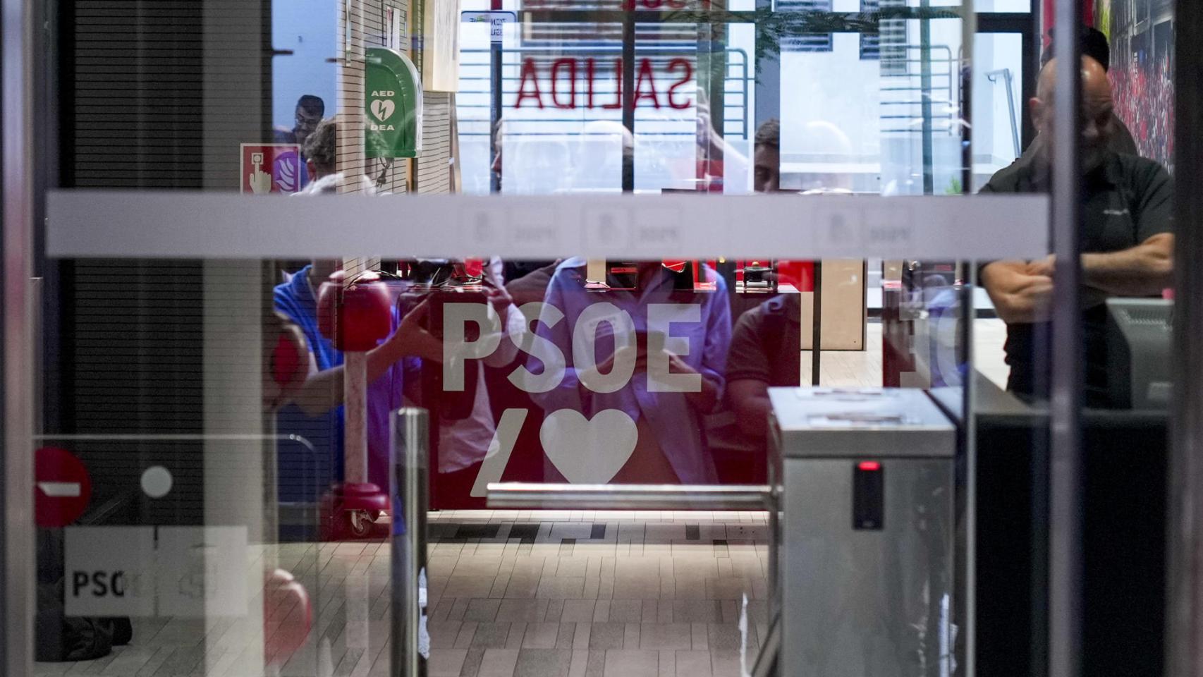 Agentes de la UCO este miércoles en la sede central del PSOE en la calle Ferraz de Madrid.