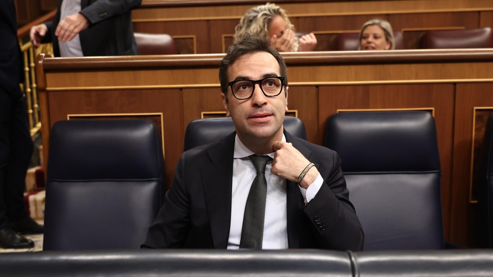 El vicepresidente del Gobierno, Carlos Cuerpo, antes del comienzo de la sesión de control y a la misma hora que la UCO entraba en Ferraz.